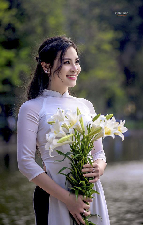 Thiếu nữ bên hoa loa kèn - Ảnh Người Đẹp Việt Nam